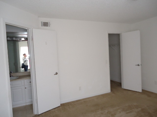 Building Photo - Spacious 2BR/2BA Condo in Venetian Place!