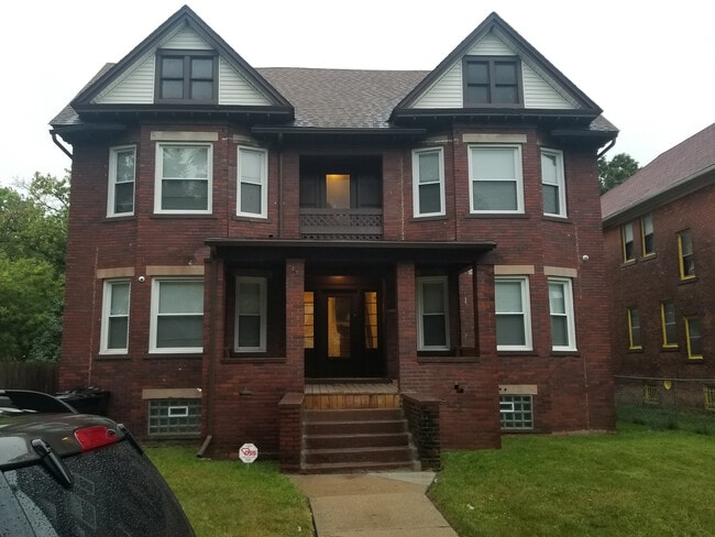 Building Photo - 865 Pingree St