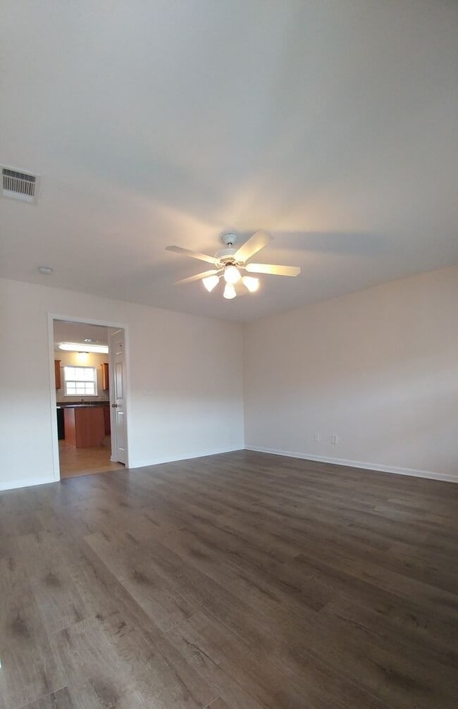 Building Photo - 2 Bedroom Townhouse near Lenox Village.