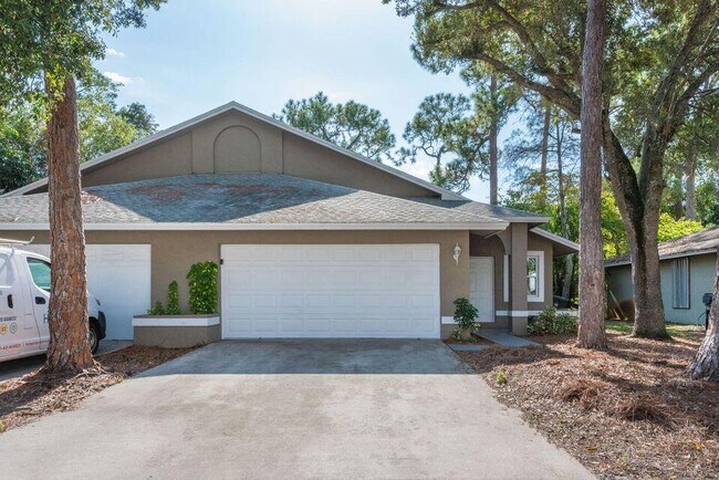 Building Photo - 1025 Staghorn St