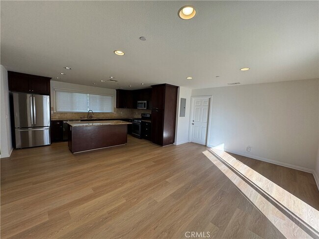 Foto del edificio - 1336 Calle Tulipan