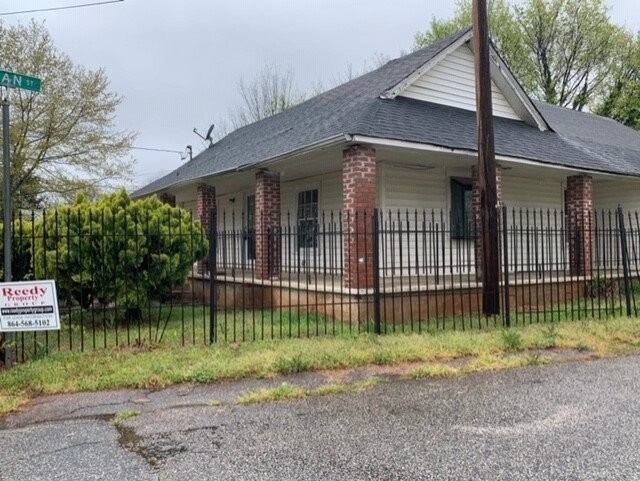 Building Photo - 2 bed 2 bath single family home