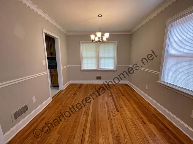 Building Photo - Brick ranch in desirable neighborhood