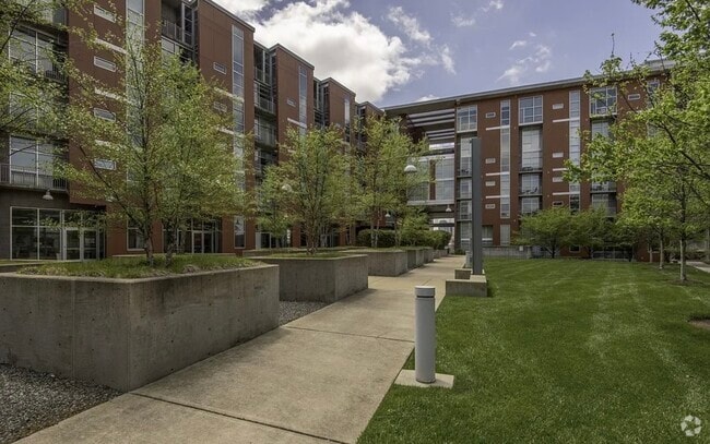 Building Photo - 2115 Yeaman Pl