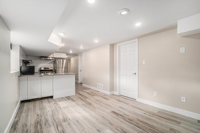 Building Photo - 17 Overlake Dr