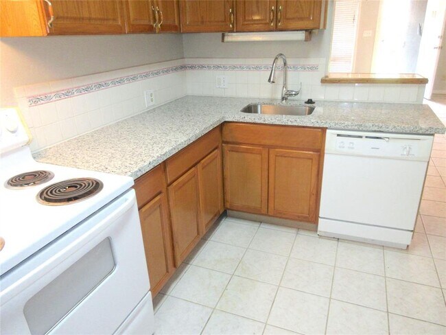 Building Photo - 1220 Shadowdale Dr