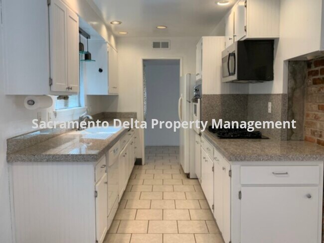 Building Photo - 4031 Hillswood Dr