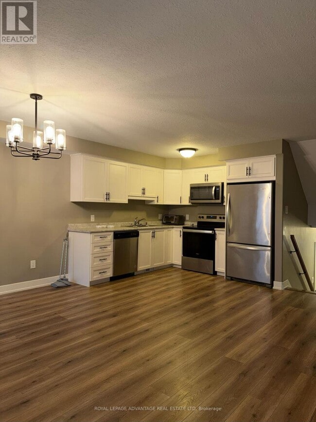 Photo du bâtiment - 5 Staples Blvd