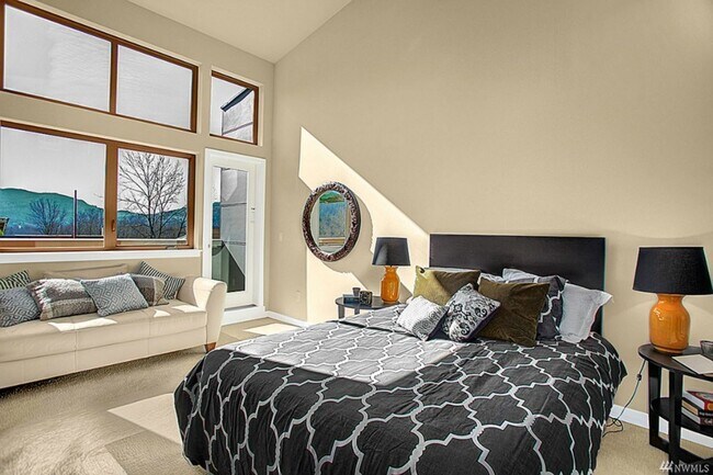 Building Photo - 3bd/2.25ba Issaquah Townhome
