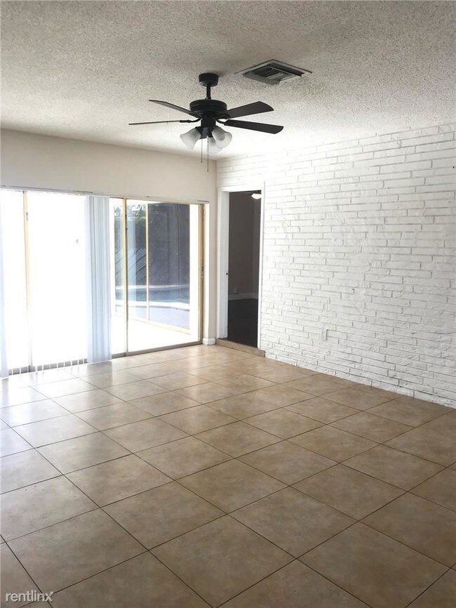 Building Photo - 4 br, 3 bath House - 6760 Petunia Dr # 1