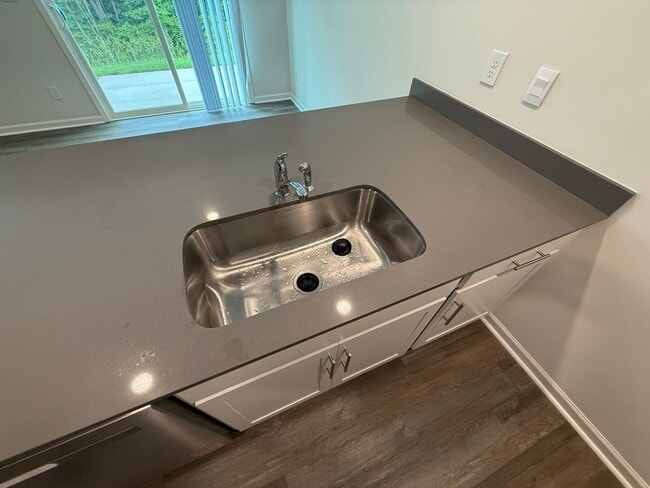 Building Photo - Brand New Townhome in the heart of Charlotte!