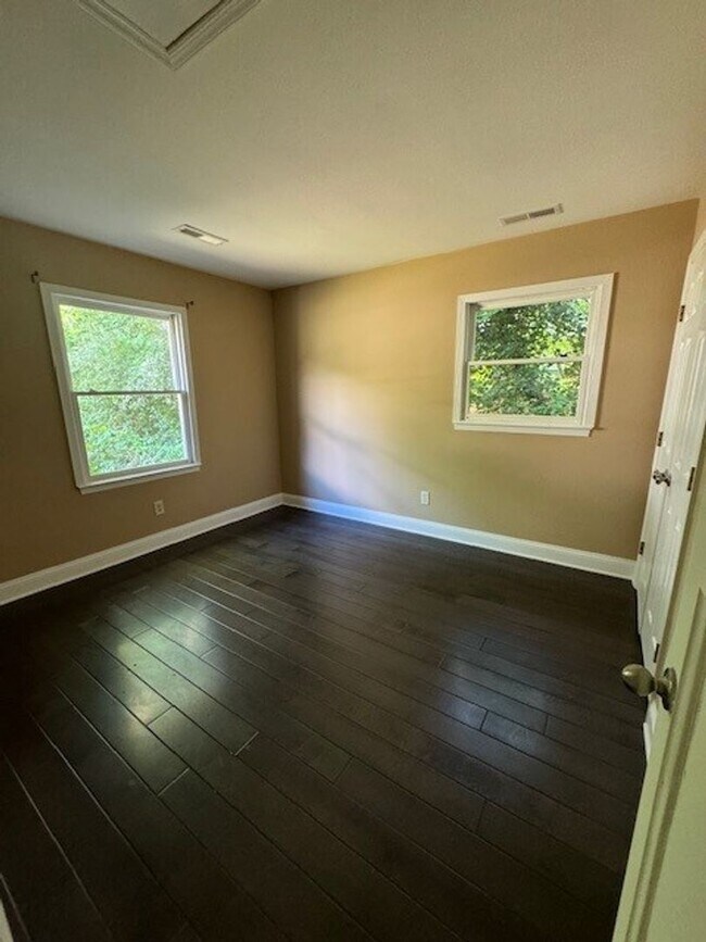 Building Photo - 3 bedroom 2 bath house! available now