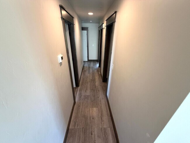 Foto del edificio - Single Level 3 Bed / 2 bath Home; Pet Friendly, Fenced back yard, Double car Garage
