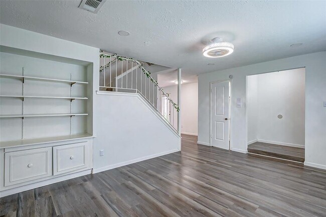 Building Photo - 6410 S Briar Bayou Dr