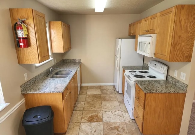 Building Photo - 2 Bed 1 Bath Upper Condo - with Optix inte...