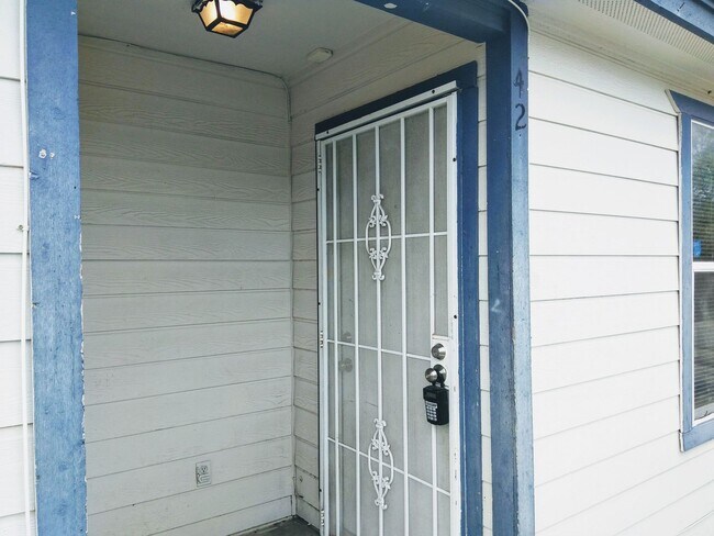 Foto del edificio - Convenient & Low-Maintenance Living Near St. Mary’s University!