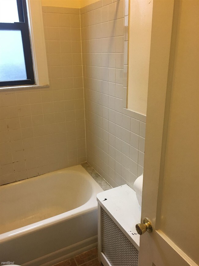 Building Photo - 1 br, 1 bath  - 7105 Metropolitan Ave