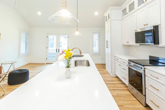 Building Photo - 2213 Belmont Blvd