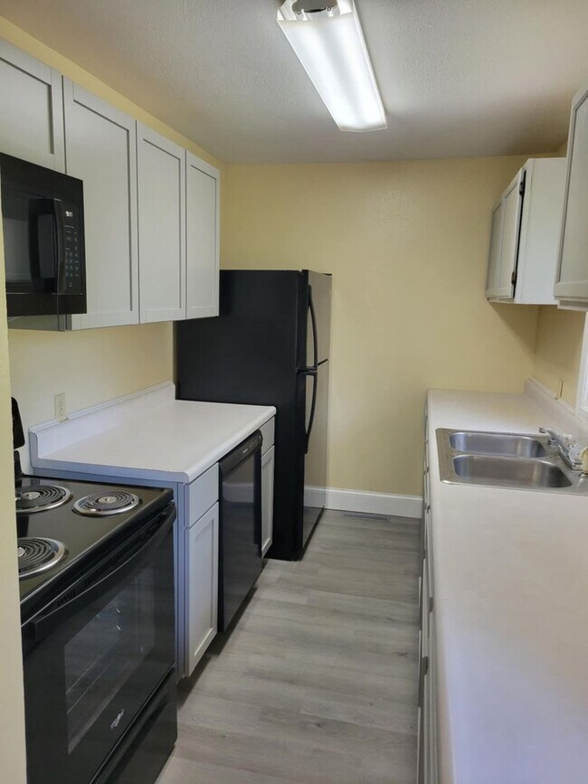 Foto del edificio - 4 bedroom 2 bathroom house with a basement...