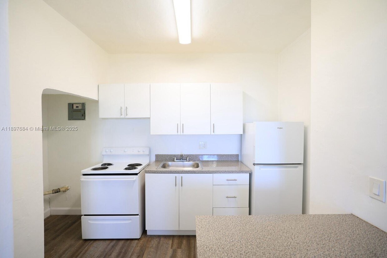 Foto principal - 2300 W Flagler St