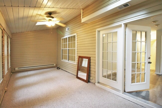 Building Photo - Maintenance free 2 bed and 2 bath condo in award winning golf course community of Kiln Creek