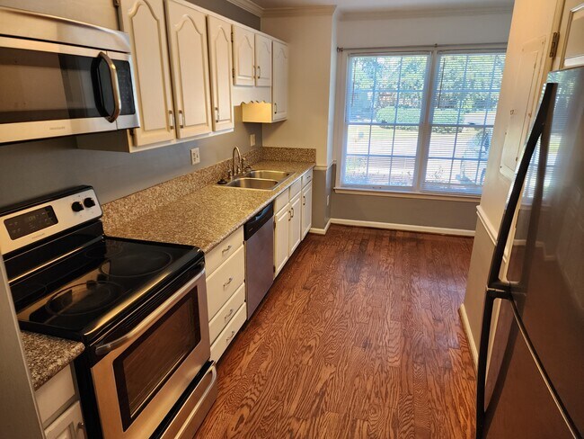 Building Photo - 465 Salem Woods Dr SE