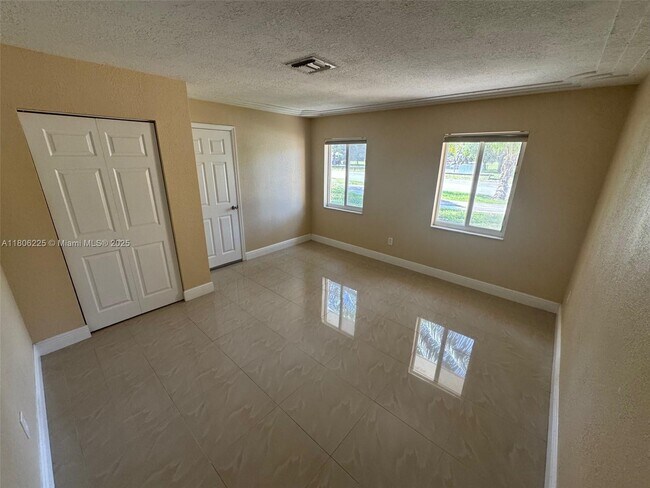 Foto del edificio - 2731 Cambridge Rd