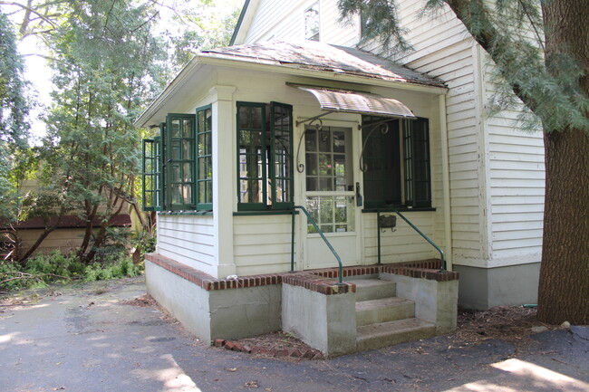 Entrance/Porch - 25 S Monroe St