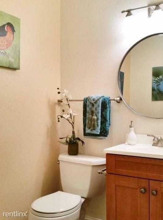 Building Photo - 2 br, 1.5 bath Townhome - 3031 Kaiser Dr D