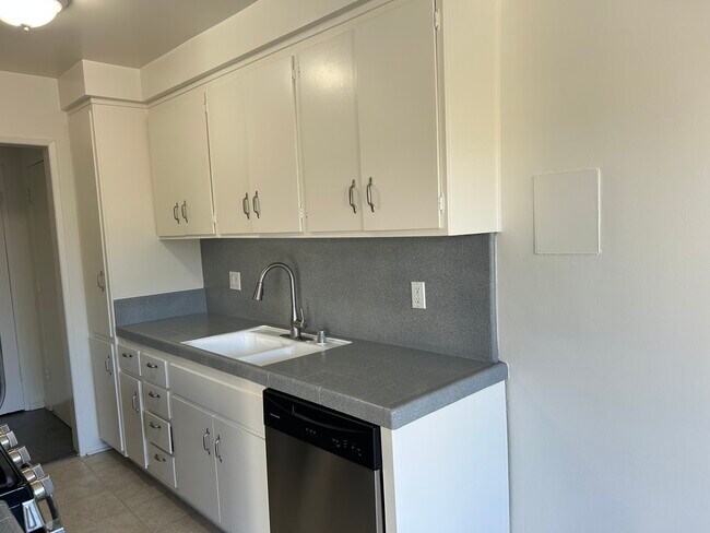 Foto del edificio - 1333 S Bundy Dr
