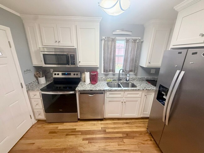 Building Photo - 224 S Peter St