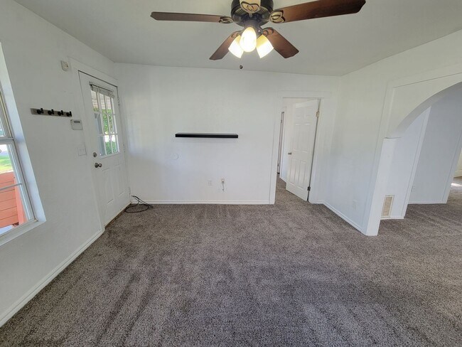 Building Photo - 2 bed near UCO!