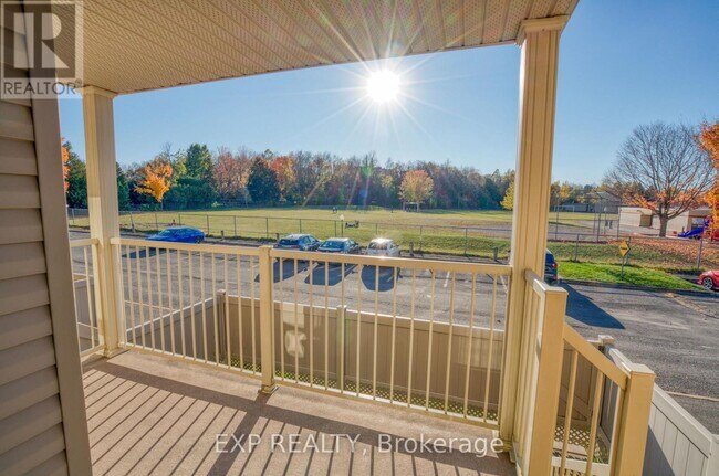 Building Photo - 16 Sweetbriar Cir