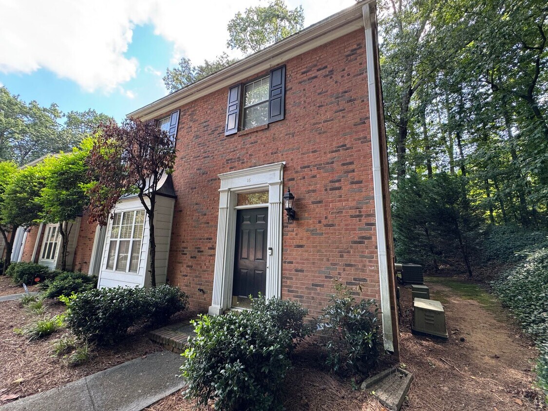 Foto principal - Nice Brick 2/2.5 Townhome in Atlanta- $2,750
