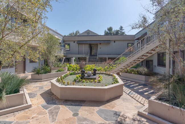 Courtyard - 6337 Primrose Ave