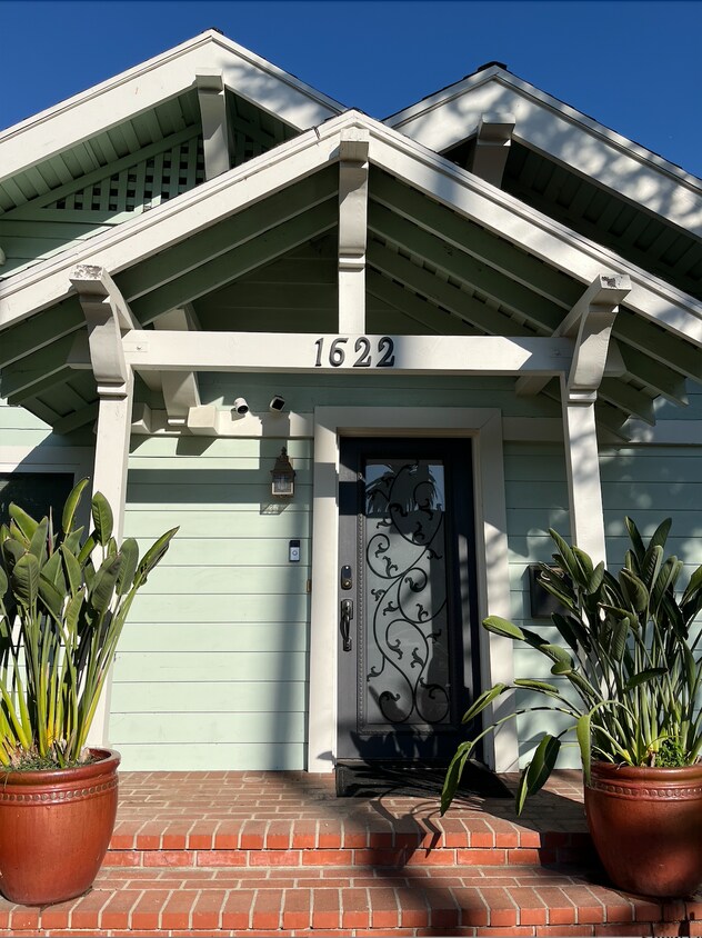 Street View - 1622 N Sierra Bonita Ave