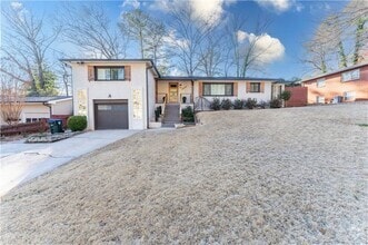 Building Photo - 3844 Longview Dr