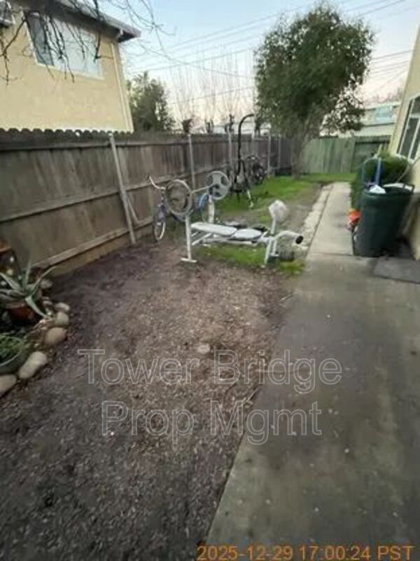 Foto del edificio - 4549 Ashcroft Ave