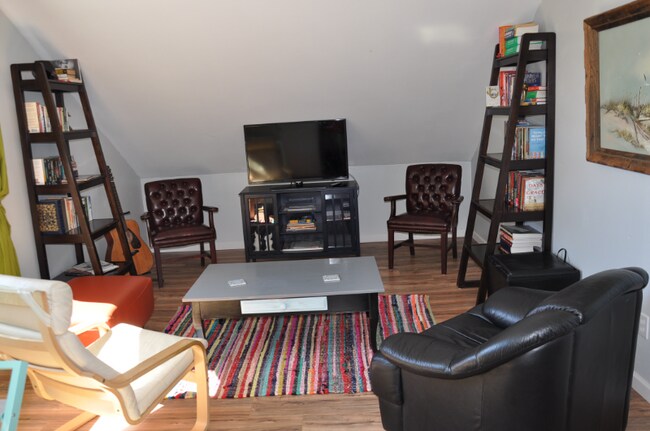 Building Photo - 3005 SE Francis St