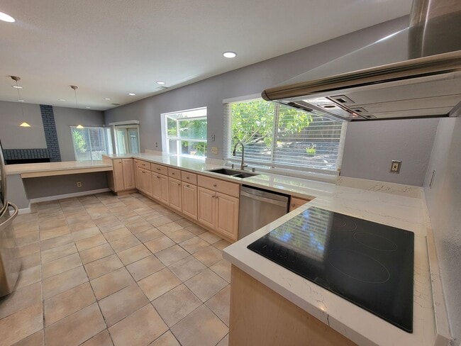 Building Photo - Spacious Beauty with Remodeled Kitchen and...