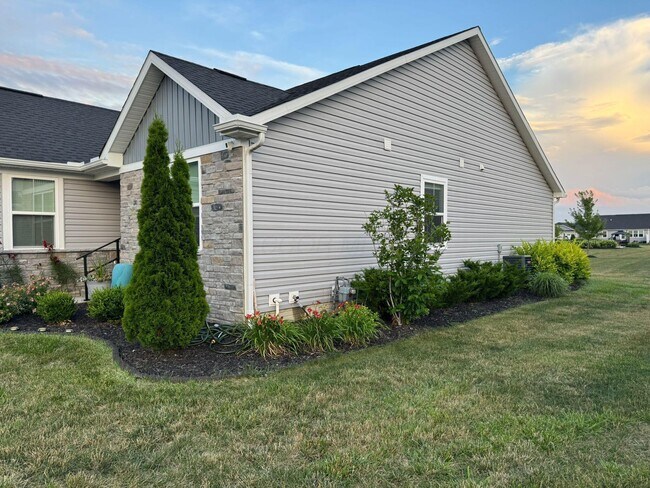 Building Photo - 447 Humphrey Ln