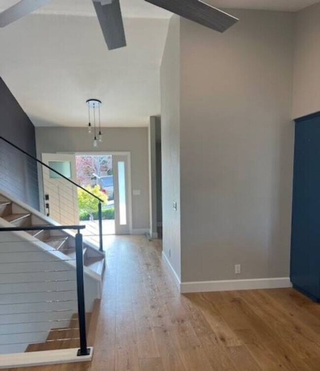 Foto del edificio - Beautiful Remodeled Home in highly desirable Laguna Lake Neighborhood