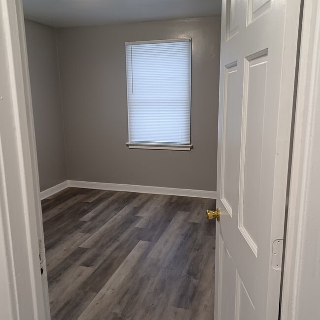 Bedroom - 5112 W Stark St
