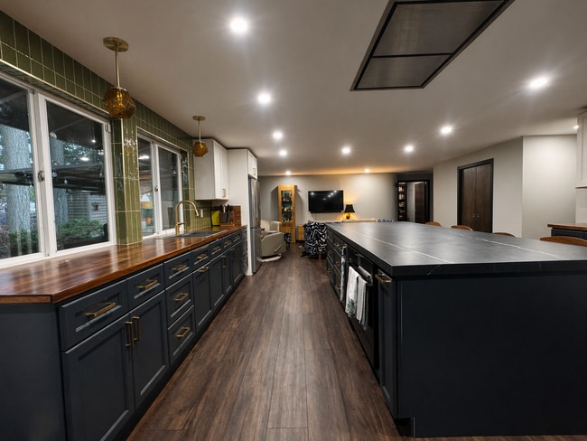 Diseño de planta abierta. Placa de inducción bajo encimera sobre el horno en la isla. - 6810 Topaz Dr SW