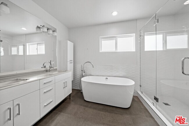 Foto del edificio - 3709 Stone Canyon Ave