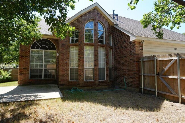 Building Photo - 3029 Golden Gate Dr