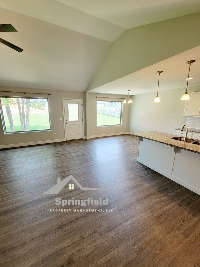 Building Photo - Hickory Valley Luxury w/ Ultra Open Floor ...