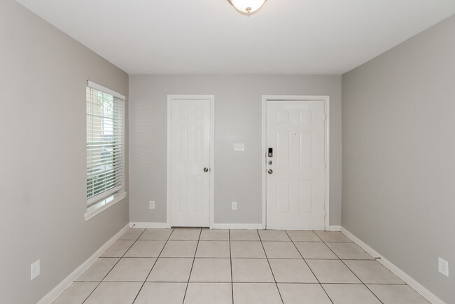 Building Photo - 4923 N Cancun Dr