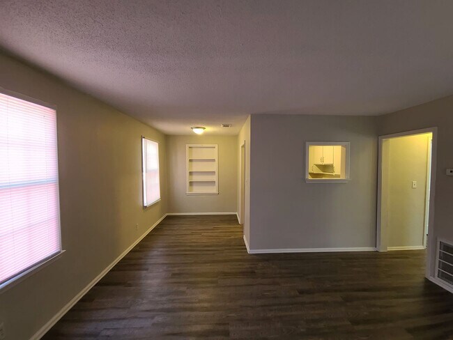 Building Photo - 2 bedroom 1 bath house off Gulf Beach Hwy!