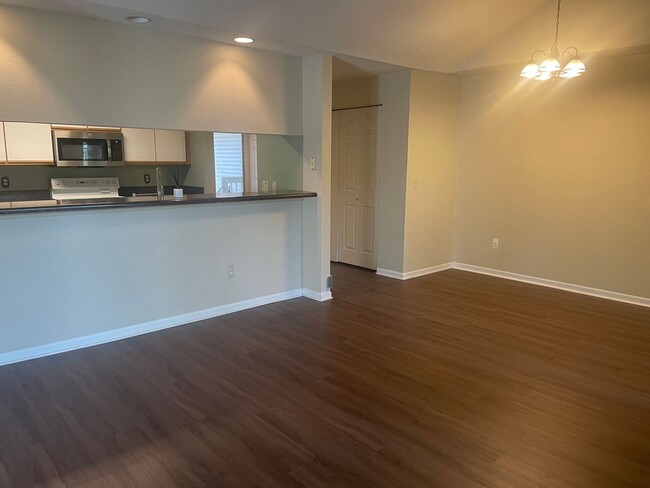 Foto del edificio - 2 bed 2 bath condo with garage FRESH PAINT!